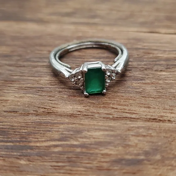 Stunning Emerald glass collectors avon ring size 8 R250 - Picture 1 of 5